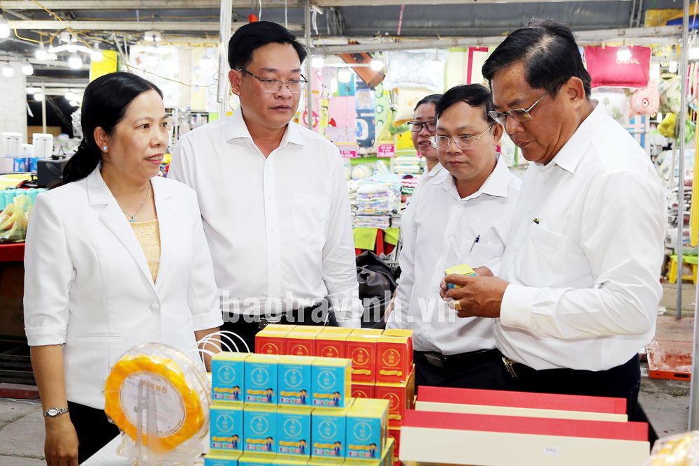 Khai mạc phiên chợ hàng Việt về nông thôn huyện Trà Cú