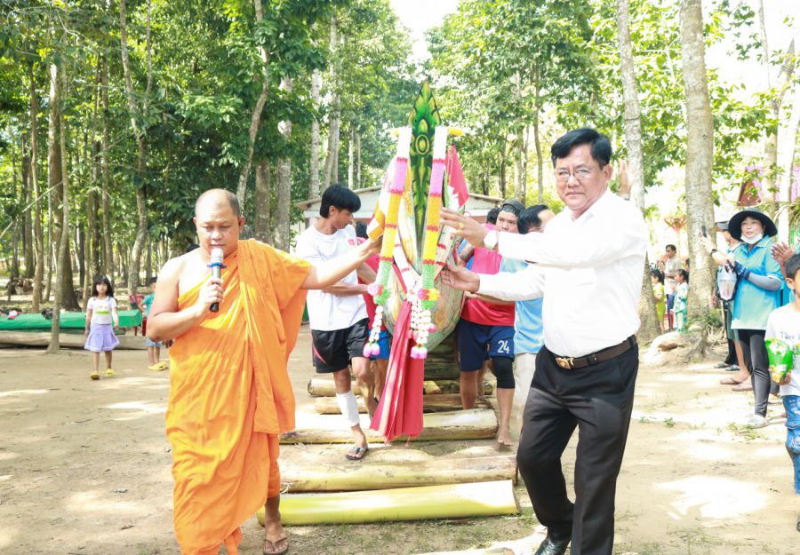 Hạ thủy ghe Ngo chuẩn bị tham dự Giải đua ghe Ngo tỉnh Trà Vinh mở rộng chào mừng Lễ hội Ok Om Bok năm 2024